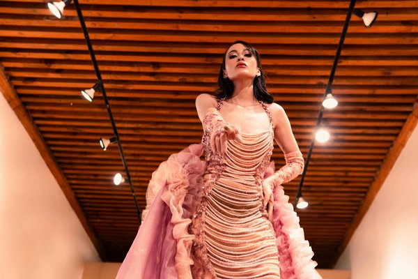 Quels accessoires peuvent transformer une tenue simple en un look tendance ?